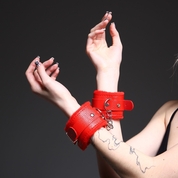Красные наручники с меховой подкладкой и ремешками - фото, цены