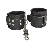 Чёрные кожаные наручники с ремешком с двумя карабинами - фото, цены
