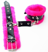 Розовые меховые наручники с ремешками из лакированной кожи - фото, цены