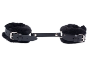 Черные базовые наручники из кожи с опушкой - фото, цены