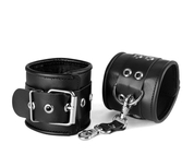 Черные кожаные наручники с ремешком с двумя карабинами на концах - фото, цены