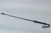 Длинный плетённый стек с наконечником в форме большой кисточки - 85 см. - фото, цены