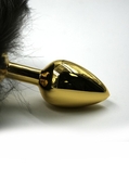 Золотистая алюминиевая анальная пробка с чёрным хвостом из натурального меха - фото, цены