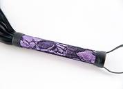 Пурпурный флоггер с кружевной ручкой - фото, цены