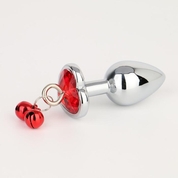 Серебристая анальная пробка с колокольчиками и красным кристаллом-сердцем - 7 см. - фото, цены