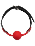 Красный силиконовый кляп-шарик с фиксацией на черных ремешках - фото, цены