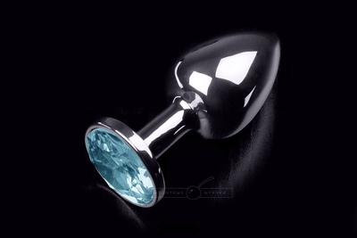 Маленькая серебристая анальная пробка с круглым кончиком и голубым кристаллом - 7 см. - фото, цены
