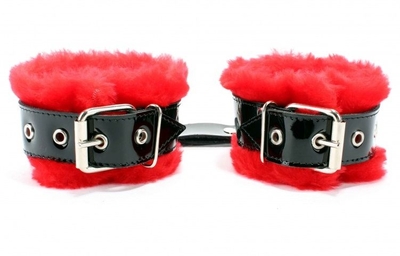 Красные меховые наручники с ремешками из лакированной кожи - фото, цены