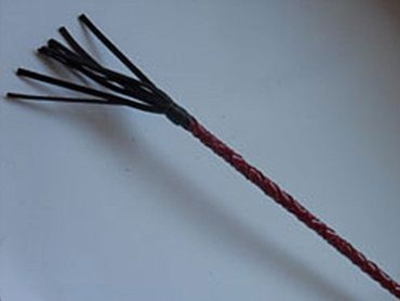 Плетеный короткий красный стек с наконечником в виде длинной кисточки - 70 см. - фото, цены