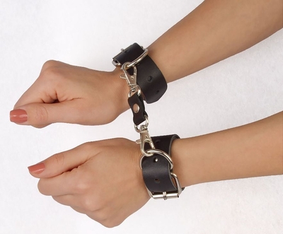 Чёрные наручники Новичок на карабинах - фото, цены