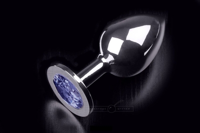 Большая серебристая анальная пробка с круглым кончиком и ярким синим кристаллом - 9 см. - фото, цены