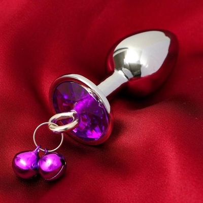 Серебристая анальная пробка с колокольчиками и фиолетовым кристаллом - 7 см. - фото, цены