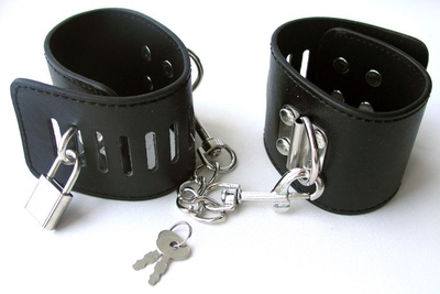 Черные наручники с на цепочке с карабинами и замочками - фото, цены
