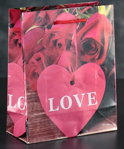 Подарочный пакет Love с розочками и сердечками - 23 х 18 см. - фото, цены
