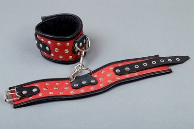 Фигурные красно-чёрные наручники с клёпками - фото, цены