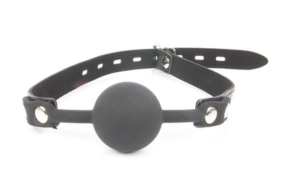 Черный силиконовый кляп-шарик на регулируемой застежке - фото, цены