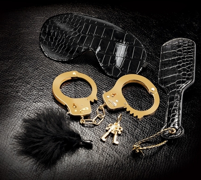 Набор Beginners Fantasy Kit из наручников, пуховки, маски и шлепалки - фото, цены