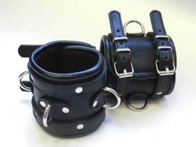 Широкие обернутые наручники из чёрной кожи - фото, цены