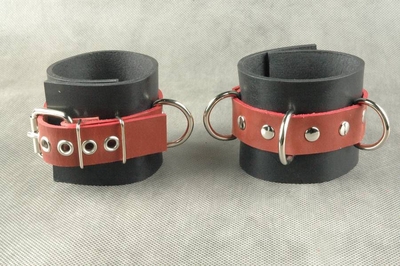 Чёрные не подшитые наручники с 3 сварными D-кольцами - фото, цены