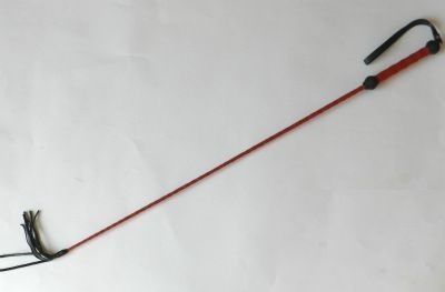 Плетеный длинный красный лаковый стек с наконечником-кисточкой - 85 см. - фото, цены