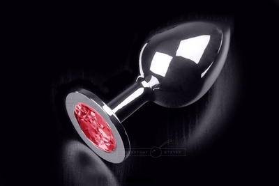 Большая серебристая анальная пробка с круглым кончиком и рубиновым кристаллом - 9 см. - фото, цены