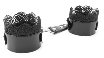 Изысканные чёрные наручники с кружевом - фото, цены