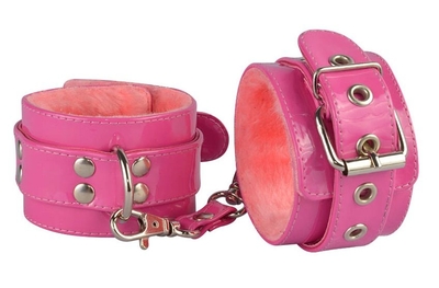 Яркие наручники из искусственной лаковой кожи розового цвета - фото, цены