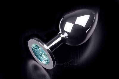 Большая серебристая анальная пробка с круглым кончиком и ярким голубым кристаллом - 9 см. - фото, цены