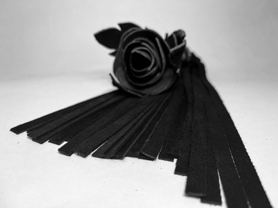 Черная замшевая плеть с лаковой розой в рукояти - 40 см. - фото, цены