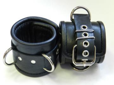 Чёрные наручники с застежкой-ремешком и 3 сварными D-кольцами - фото, цены