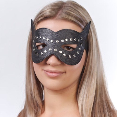 Чёрная кожаная маска с клёпками и прорезями для глаз - фото, цены