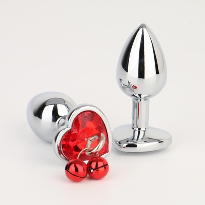 Серебристая анальная пробка с колокольчиками и красным кристаллом-сердцем - 7 см. - фото, цены