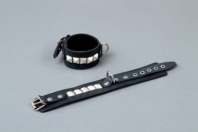 Чёрные кожаные наручники с металлическими квадропуклями - фото, цены