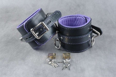 Кожаные подвёрнутые наручники с фиолетовой подкладкой - фото, цены