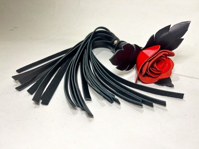 Черная кожаная плеть с красной лаковой розой в рукояти - 40 см. - фото, цены