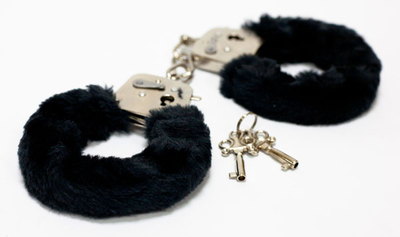 Меховые черные наручники с ключами - фото, цены