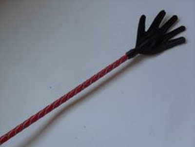 Короткий красный плетеный стек с наконечником-ладошкой - 70 см. - фото, цены