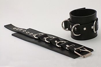 Подшитые чёрные наручники с пряжкой и 3 сварными D-кольцами - фото, цены