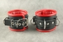 Чёрные обернутые наручники с 3 сварными D-кольцами и красным подкладом