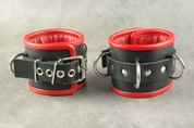Чёрные обернутые наручники с 3 сварными D-кольцами и красным подкладом - фото, цены