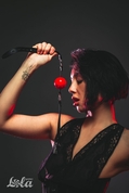 Красный кляп-шарик Love Spell на черных ремешках - фото, цены