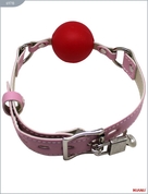 Красный пластиковый кляп-шар с фиксацией розовыми ремешками - фото, цены