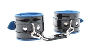 Чёрные лаковые наручники с синим подкладом - фото, цены