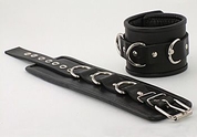 Чёрные наручники с застежкой-ремешком и 3 сварными D-кольцами - фото, цены