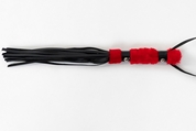 Многохвостовый черный лаковый флогер с красной ручкой - 44 см. - фото, цены