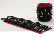 Широкие подвёрнутые наручники с красным подкладом - фото, цены