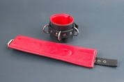 Поддвернутые чёрные наручники с застежкой-ремешком и красной изнанкой - фото, цены