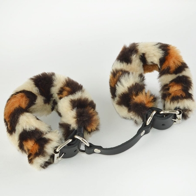 Черные кожаные наручники со съемной леопардовой опушкой - фото, цены