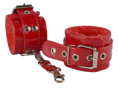 Красные лаковые наручники с меховой отделкой - фото, цены