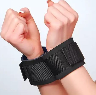 Чёрные наручники из неопрена - фото, цены